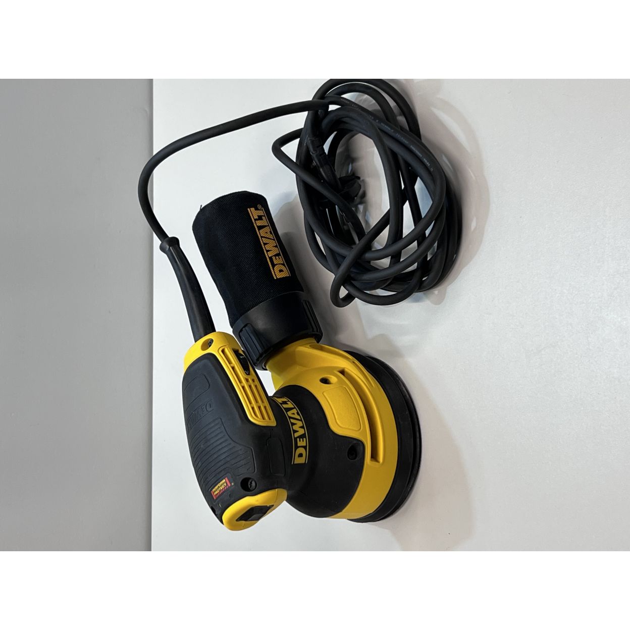 Эксцентриковая шлифмашина DEWALT DWE6423, 280 Вт, 125 мм, 12000 кол/мин, (УЦЕНЕННЫЙ ТОВАР)