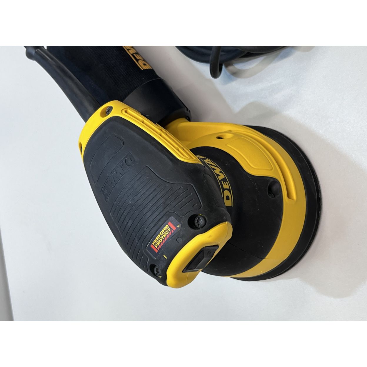 Эксцентриковая шлифмашина DEWALT DWE6423, 280 Вт, 125 мм, 12000 кол/мин, (УЦЕНЕННЫЙ ТОВАР)