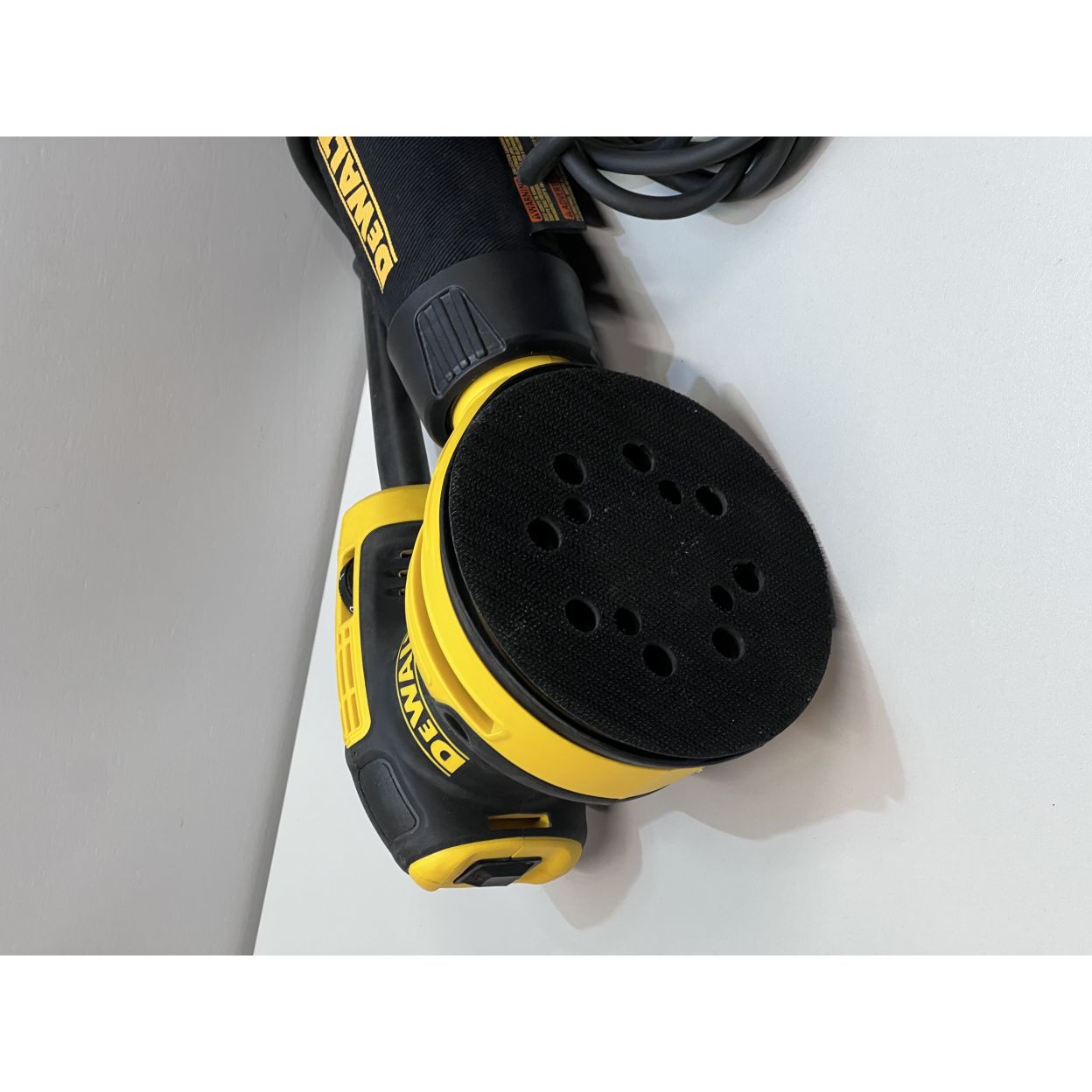 Эксцентриковая шлифмашина DEWALT DWE6423, 280 Вт, 125 мм, 12000 кол/мин, (УЦЕНЕННЫЙ ТОВАР)