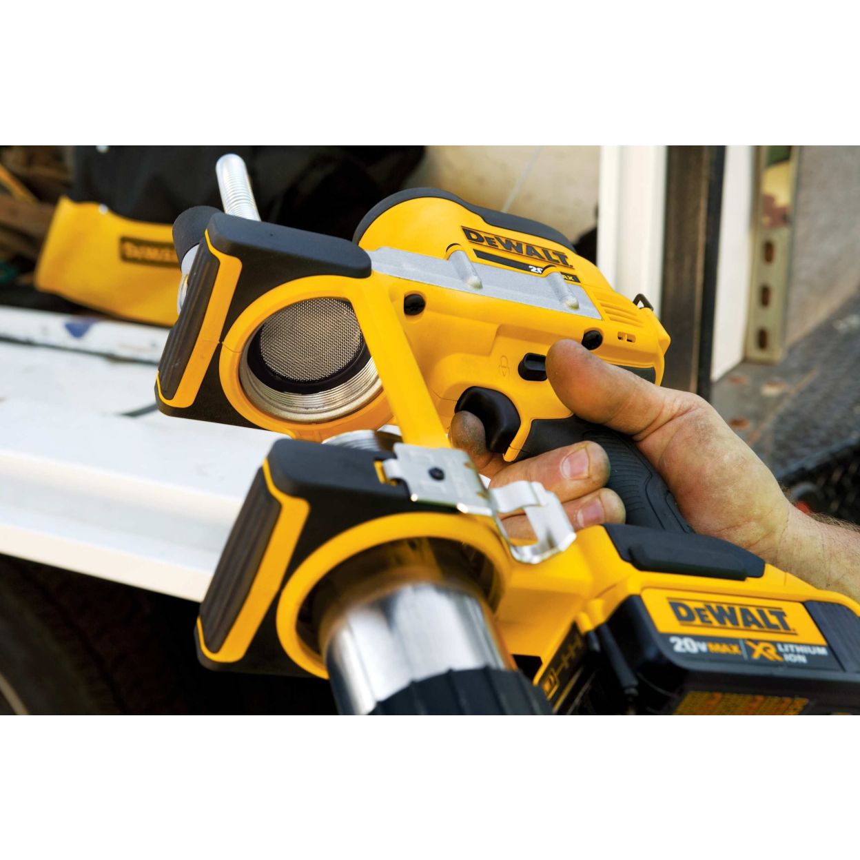 Аккумуляторный смазочный пистолет DEWALT DCGG571NK, 18 В, без АКБ и ЗУ, в кейсе (DCGG571NK-XJ/U), уцененный товар