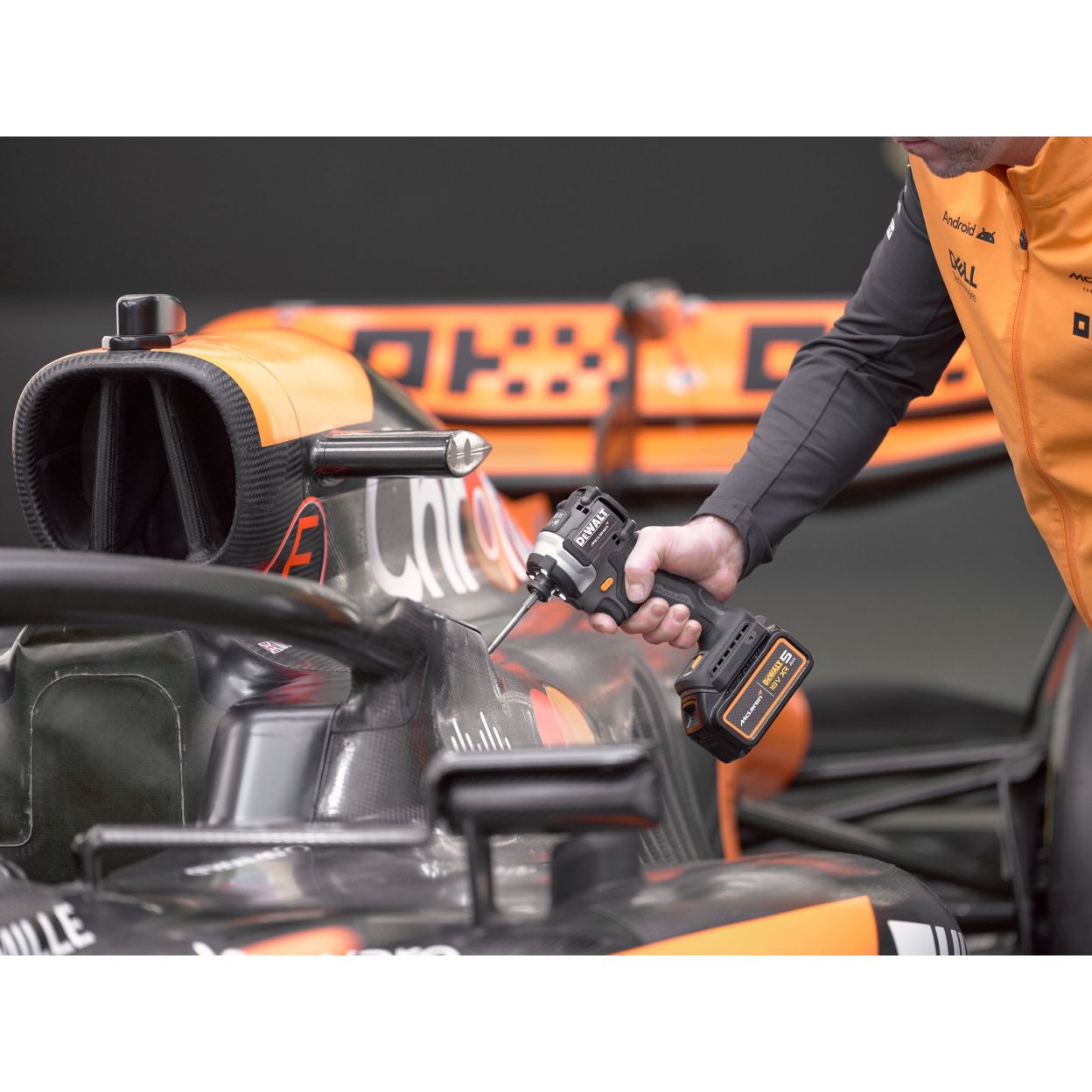 Аккумуляторный набор DEWALT McLaren Limited Edition DCK200MP2T: дрель-шуруповерт + шуруповерт, с 2 АКБ 5 Ач и ЗУ, в кейсе TSTAK
