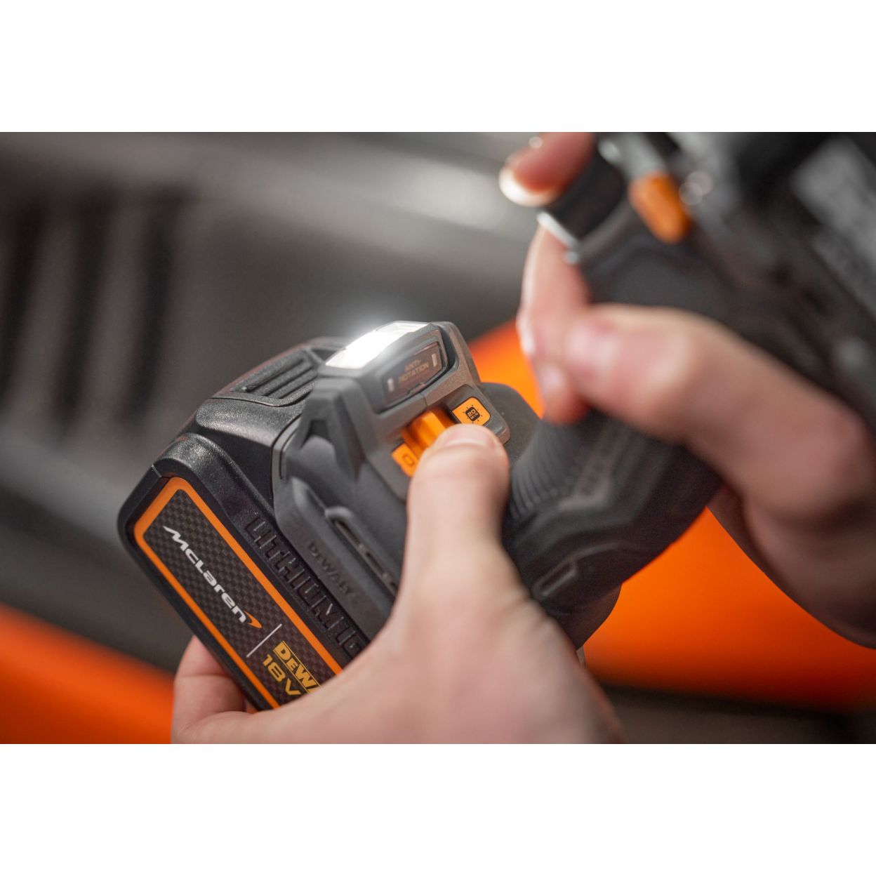 Ударная дрель-шуруповерт DEWALT McLaren Limited Edition DCD85MP2T, 18 В, 2000 об/мин, с 2 АКБ 5 Ач и ЗУ, в кейсе TSTAK
