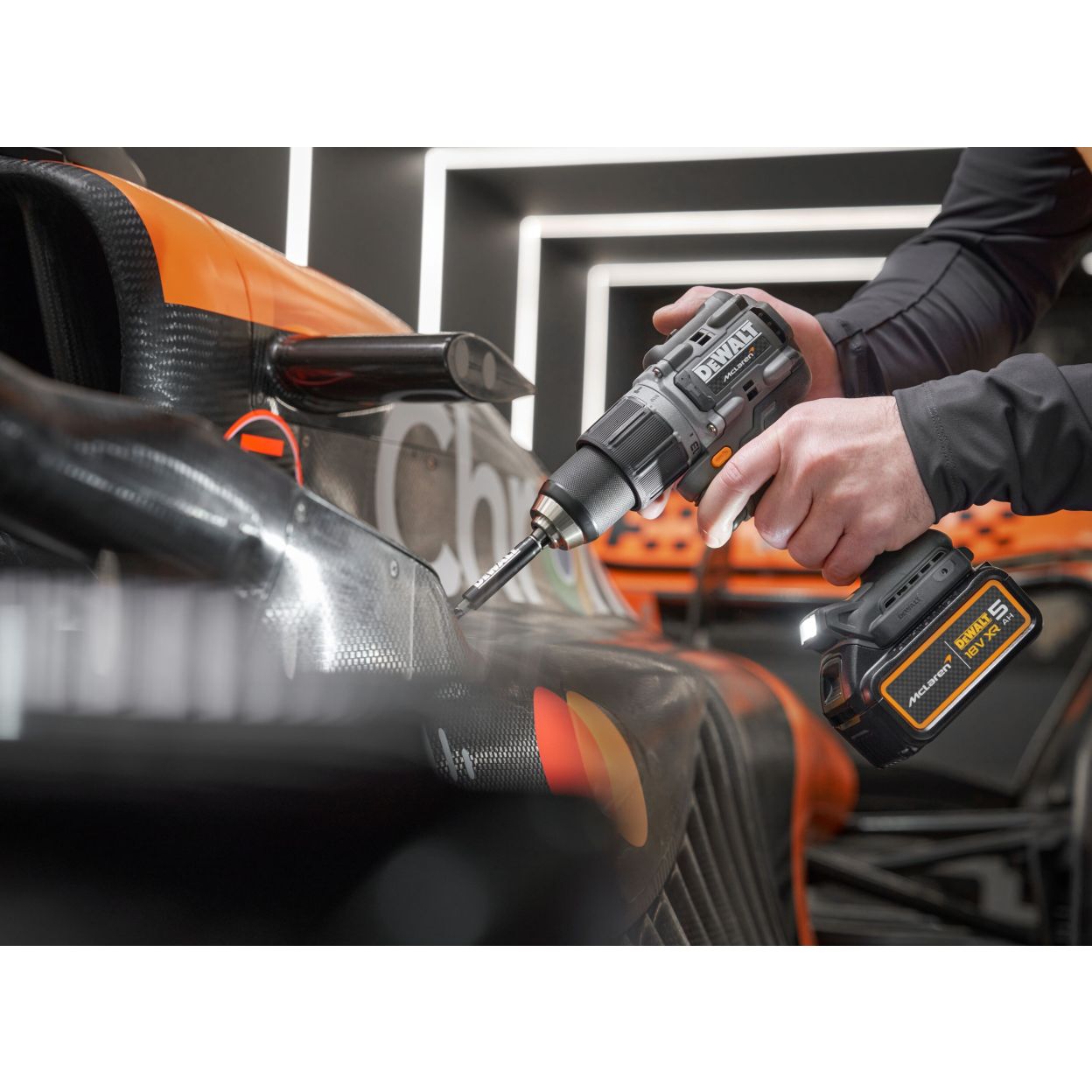 Ударная дрель-шуруповерт DEWALT McLaren Limited Edition DCD85MP2T, 18 В, 2000 об/мин, с 2 АКБ 5 Ач и ЗУ, в кейсе TSTAK