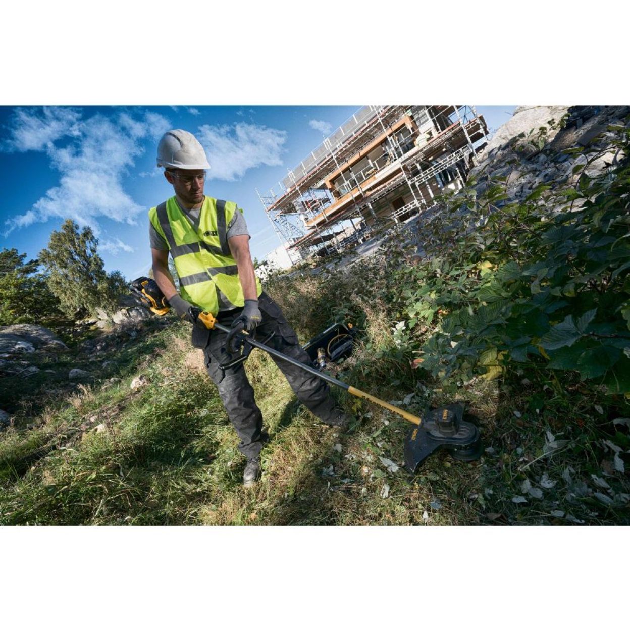 Аккумуляторный набор садовой техники DEWALT, 18 В: воздуходувка DCMBA572 + триммер DCM571, с АКБ 3 Ач и ЗУ