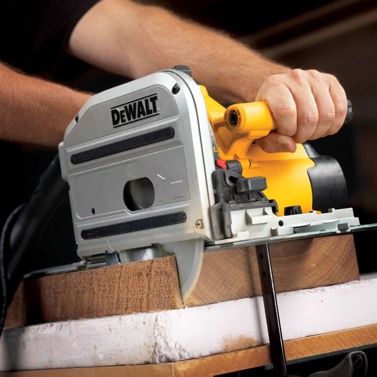 Дисковая пила DEWALT DWS520KT, 1300 Вт, 165 мм, 4000 об/мин, в кейсе TSTAK (DWS520KT-QS/U1), уцененный товар