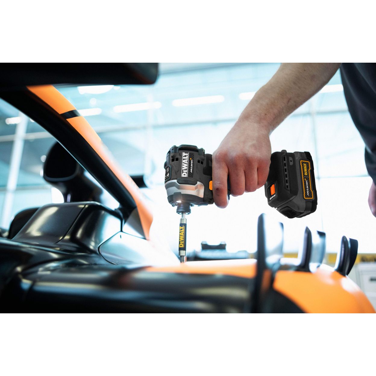 Шуруповерт DEWALT McLaren Limited Edition DCF85ME2GT, 18 В, 205 Нм, с 2 АКБ 1.7 Ач и ЗУ, в кейсе TSTAK (DCF85ME2GT-QW)