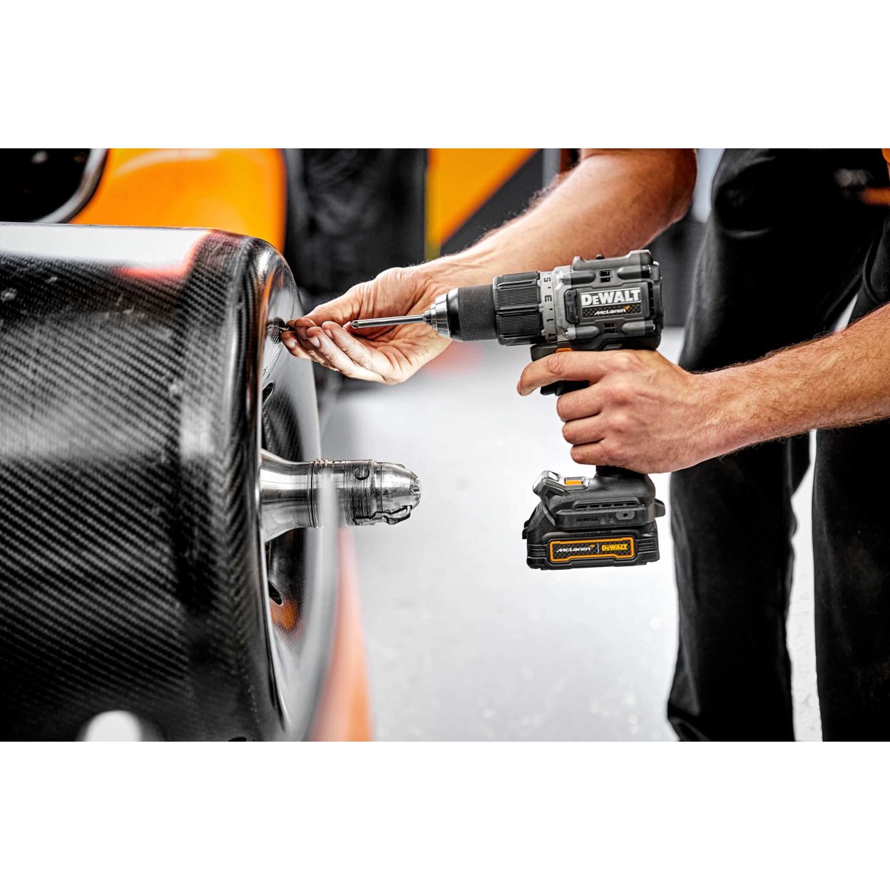 Ударная дрель-шуруповерт DEWALT McLaren Limited Edition DCD85ME2GT, 18 В, 2000 об/мин, с 2 АКБ 1.7 Ач и ЗУ, в кейсе TSTAK